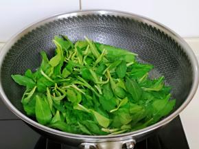 马兰头焯水，锅中加入水烧开，下马兰头，烫30秒捞出过冷水，淋干水分。