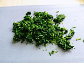 再将马兰头切碎。