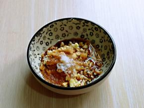 切好的大蒜放入器具中，加入盐，生抽，芝麻油，盐，糖拌均匀。