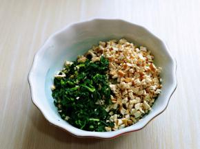 切碎的香干与马兰头放入大口碗中，倒入调味汁，拌均匀即可。