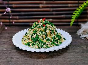 装盘，点缀了一点红辣椒。