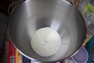 先把饼皮的液体材料放入和面桶内。