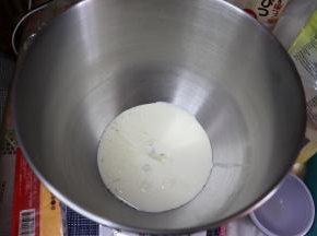 先把饼皮的液体材料放入和面桶内。