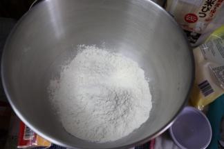 再把面粉倒入。