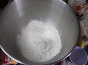 再把面粉倒入。