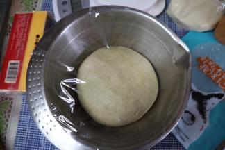 取出面团收拢光滑后放进打蛋盆内密封发酵。