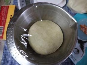 取出面团收拢光滑后放进打蛋盆内密封发酵。