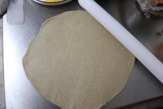 擀成一块圆形的薄薄的饼皮。