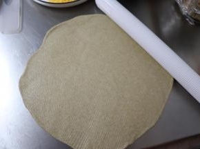 擀成一块圆形的薄薄的饼皮。
