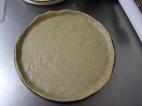 把面皮放入披萨盘内，调整均匀。