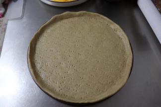用叉子给饼底扎满小孔。