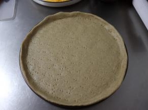 用叉子给饼底扎满小孔。