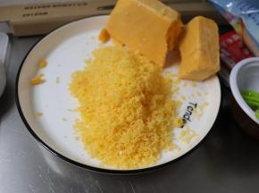 芝士最好准备2-3种，芝士块可以自己搓丝。