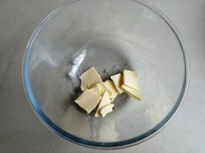 黄油切小块室温下软化，现在室温高，黄油软化的速度很快，如果软化过度，就重新放回冰箱冷藏一下