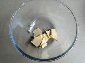 黄油切小块室温下软化，现在室温高，黄油软化的速度很快，如果软化过度，就重新放回冰箱冷藏一下