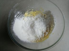 把面粉过筛进去