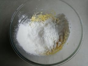 把面粉过筛进去