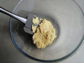 用刮刀拌至无干粉状态即可