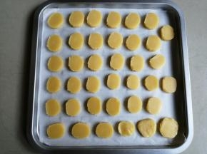 放在铺了油纸的烤盘上