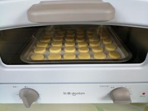 放入已经预热到150度的东菱小烤箱，烘烤30分钟左右。烘烤结束，把饼干取出，放凉后放入密封盒里保存