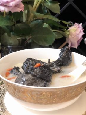 充满椰香味又清甜的鸡汤实在太好喝啦！