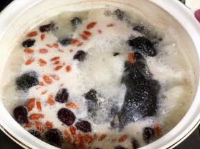 将鲜榨的椰汁也放入锅中，加入苟杞子，大火继续煮10分钟，放入适量的盐调味即可。