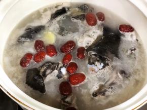 放入红枣，中大火煮20分钟