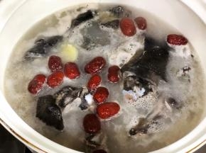 放入红枣，中大火煮20分钟