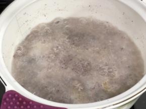 锅中放入椰子渣和水，中火煲30分钟