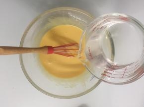 分三次加入冷却的糖水，每次必须充分搅拌均匀后再加下一次