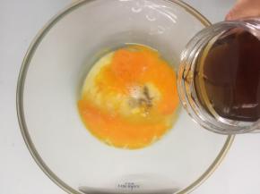 鸡蛋打入碗中，加入炼乳、蜂蜜一起搅拌均匀，再加入植物油搅拌均匀（这一步忘记拍照）