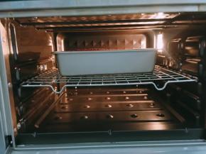 将模具放预热上下火180度烤箱中层，烤40分钟左右，面糊充分膨胀表面出现焦糖色即可