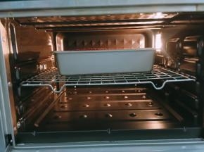 将模具放预热上下火180度烤箱中层，烤40分钟左右，面糊充分膨胀表面出现焦糖色即可