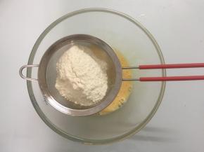 筛入低筋面粉和小苏打