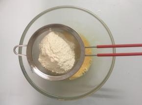 筛入低筋面粉和小苏打