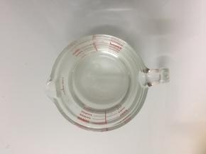 将糖和水混合倒入锅中煮成糖水，倒入容器内放凉备用