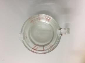 将糖和水混合倒入锅中煮成糖水，倒入容器内放凉备用