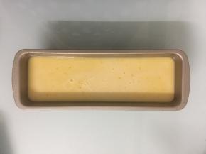 模具内壁涂抹上一层薄薄的黄油防粘，把静置好的面糊倒入模具中，7分满即可