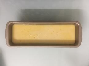 模具内壁涂抹上一层薄薄的黄油防粘，把静置好的面糊倒入模具中，7分满即可