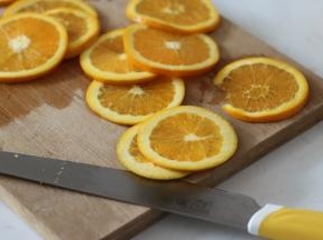1. 【糖煮橙皮】
橙子先用盐搓洗后用水冲干净（除了杀菌，清除部分蜡质表层外更能激发橙子的香气）。擦干表皮后尽可能切成薄片（两端不要）。表白关东刀，真的很好用！！