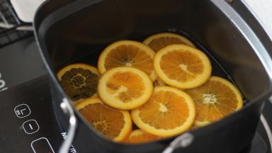 2. 先倒入300g水然后加入100g细砂糖，之后把切好的橙皮放进去，小火慢慢煮。注意翻面，我是用筷子小心的夹起翻面。火不可以太大，不然橙皮的果肉部分容易散