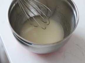 6. 【蛋糕卷部分】
将水和食用油秤量好之后，由中间向外同一方向画圈搅拌至完全乳化。