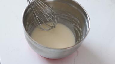 7. 筛入低筋面粉a之后用蛋抽拌匀