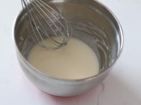 7. 筛入低筋面粉a之后用蛋抽拌匀