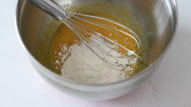 8. 蛋黄加入砂糖a打散后筛入低筋面粉b