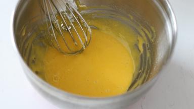 9. “Z”字形手法用蛋抽混匀至没有干粉就停止