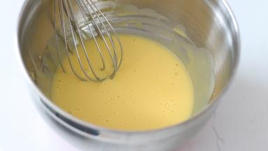 10. 水油面糊倒入蛋黄面糊中，继续用蛋抽“Z”字形手法拌匀