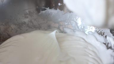 11. 蛋白加入细砂糖b，打至图中有弹性小弯钩状态。（蛋糕卷的蛋白不可以大太硬，不然容易引起开裂或蛋糕体过干，卷卷时发生开裂）