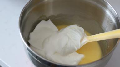 12. 取1/3蛋白霜加入到面糊中，用刮刀翻拌均匀