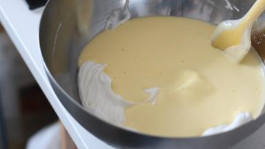 13. 翻拌好的面糊重新倒入蛋白盆中，继续用刮刀进行翻拌